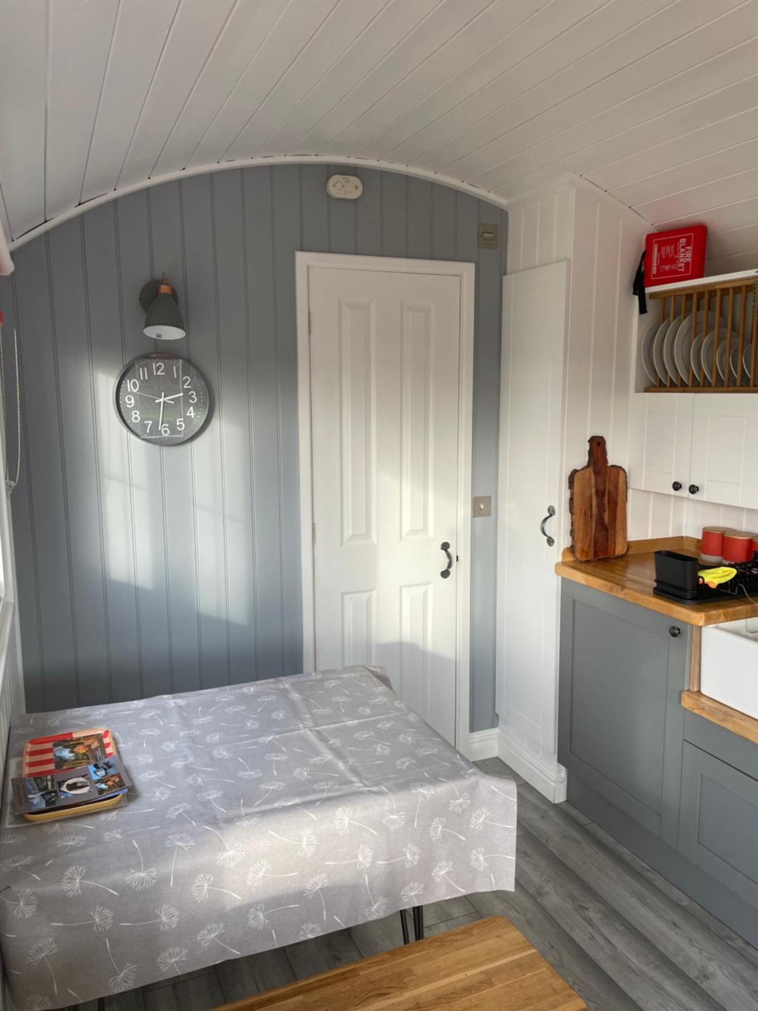 The Shepherd'S Hut Mixbury Exterior foto