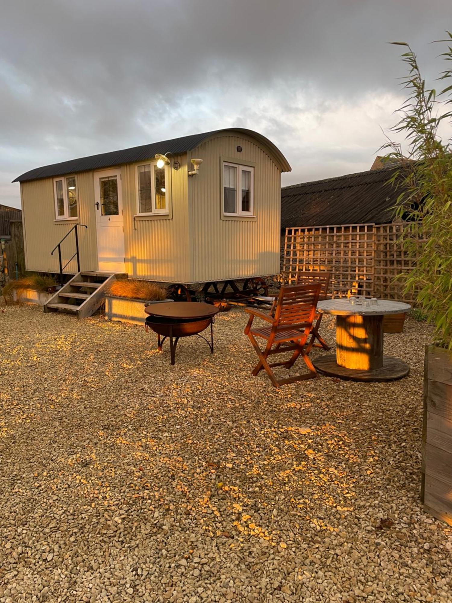 The Shepherd'S Hut Mixbury Exterior foto